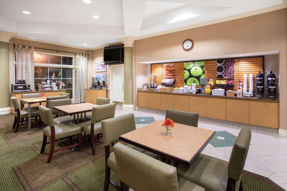 Restaurant/places to eat, Dining area, On site, Breakfast