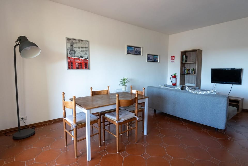 Living room, Seating area, Dining area, Lunch