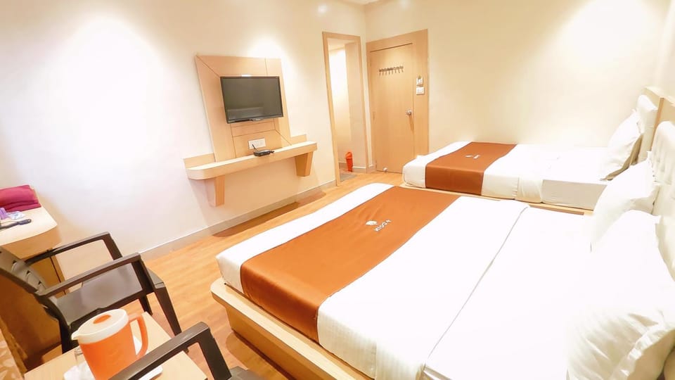 Bed, TV and multimedia, Photo of the whole room, Seating area, Bedroom, City view, hair dresser, towels