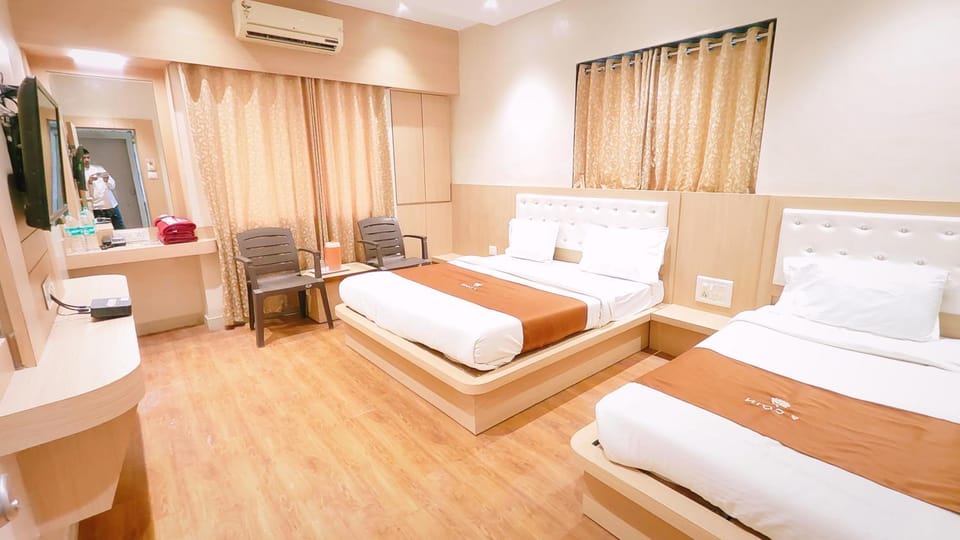 Bed, TV and multimedia, View (from property/room), Photo of the whole room, Landmark view, Quiet street view, towels