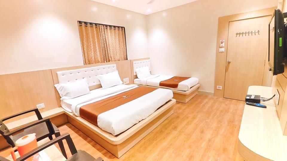 Bed, TV and multimedia, Photo of the whole room, Seating area, Bedroom