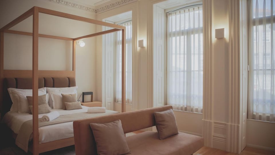 Bed, Seating area, Bedroom