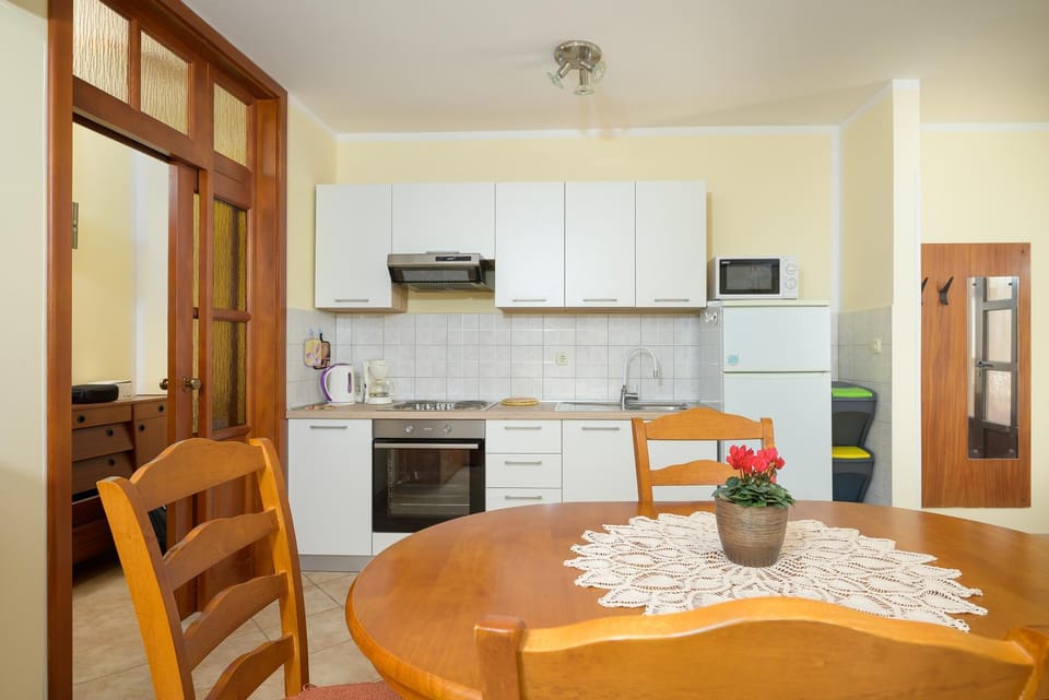 Dining area, kitchen