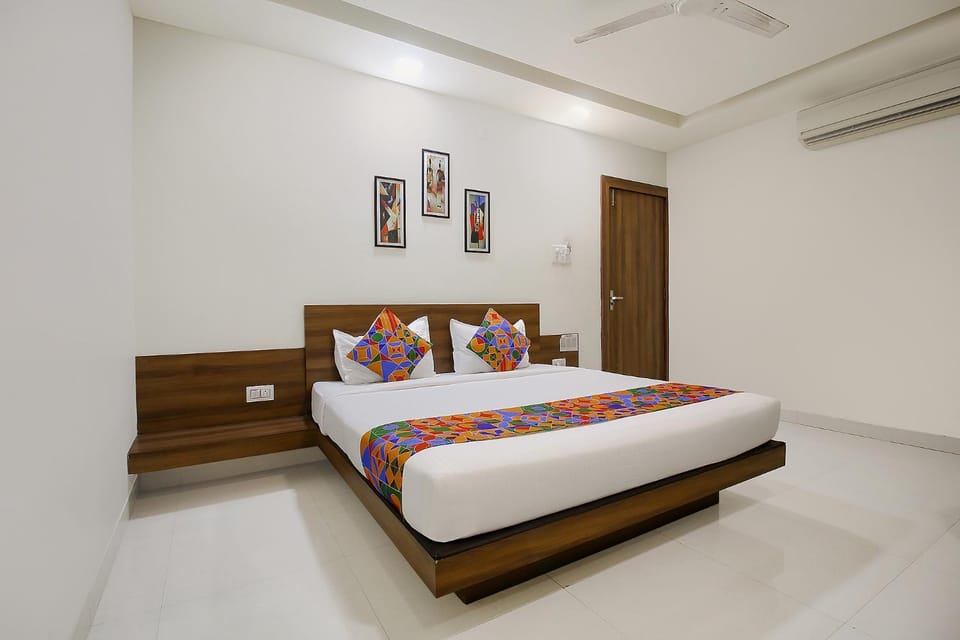 Bed, Living room, Photo of the whole room, Bedroom, air conditioner