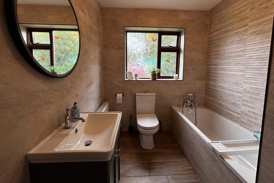 3 Bed Cottage - Sleeps 7 - Parking - Play Area House in County Sligo