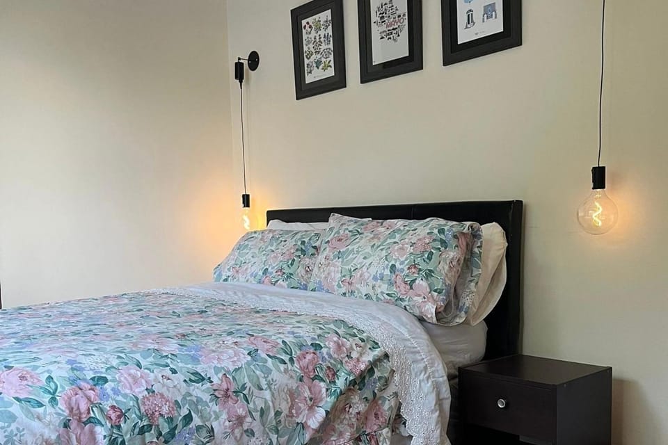 3 Bed Cottage - Sleeps 7 - Parking - Play Area House in County Sligo