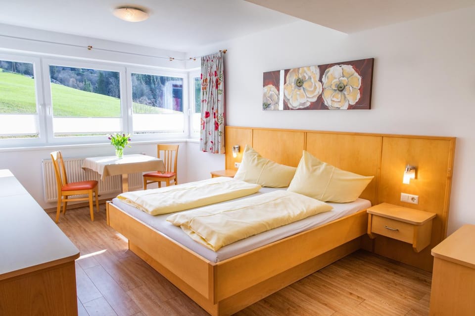 Bed, Photo of the whole room, Seating area, Bedroom