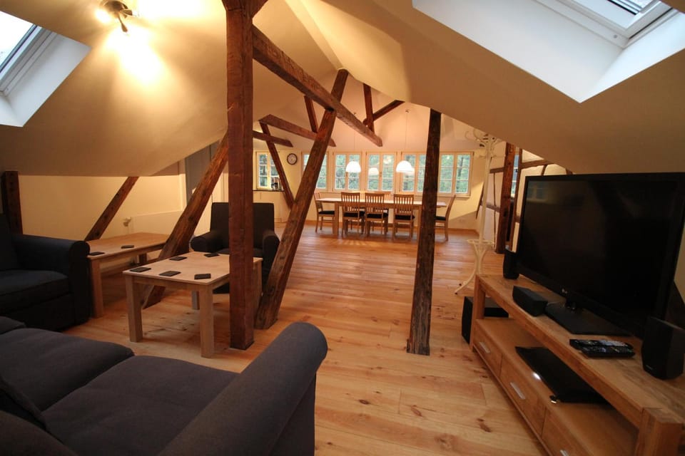 TV and multimedia, Living room, Seating area, Dining area