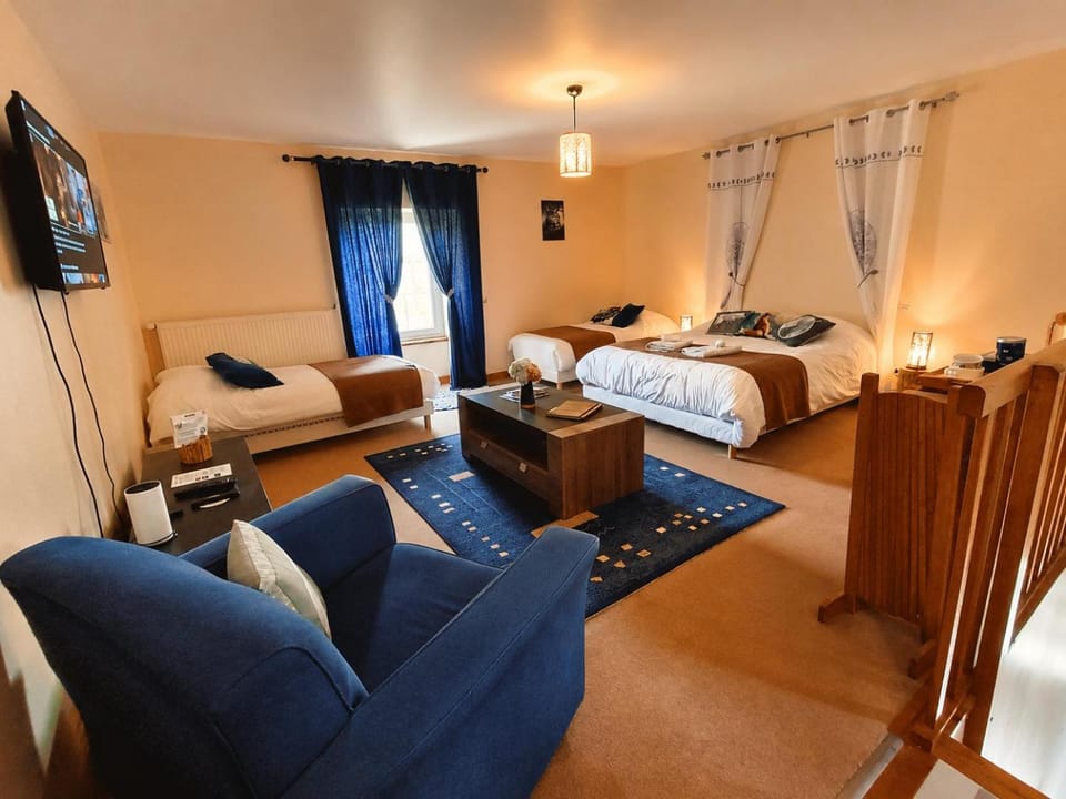 Bed, Night, TV and multimedia, Photo of the whole room, Bedroom
