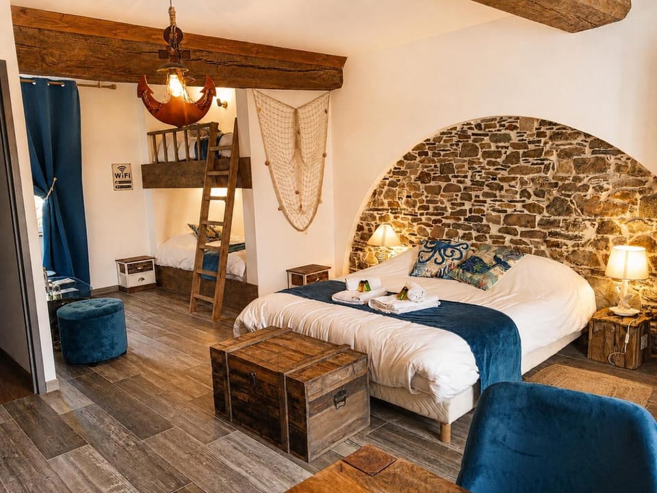 Bed, Night, Photo of the whole room, Bedroom, bunk bed, acessibility