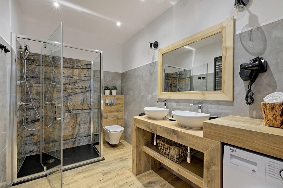 Bathroom, towels