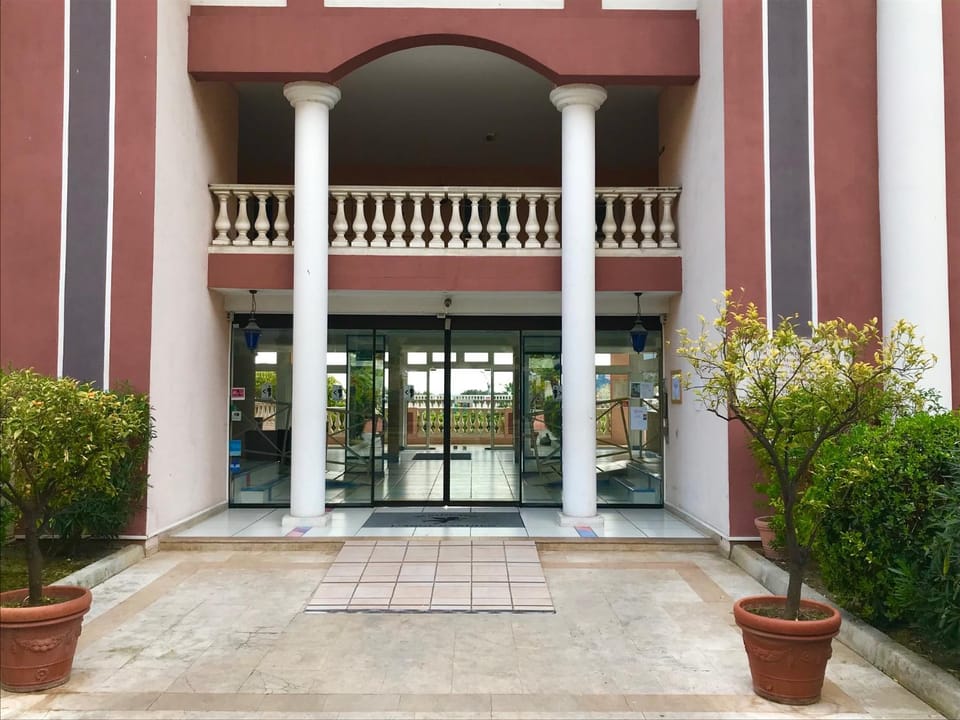 Facade/entrance