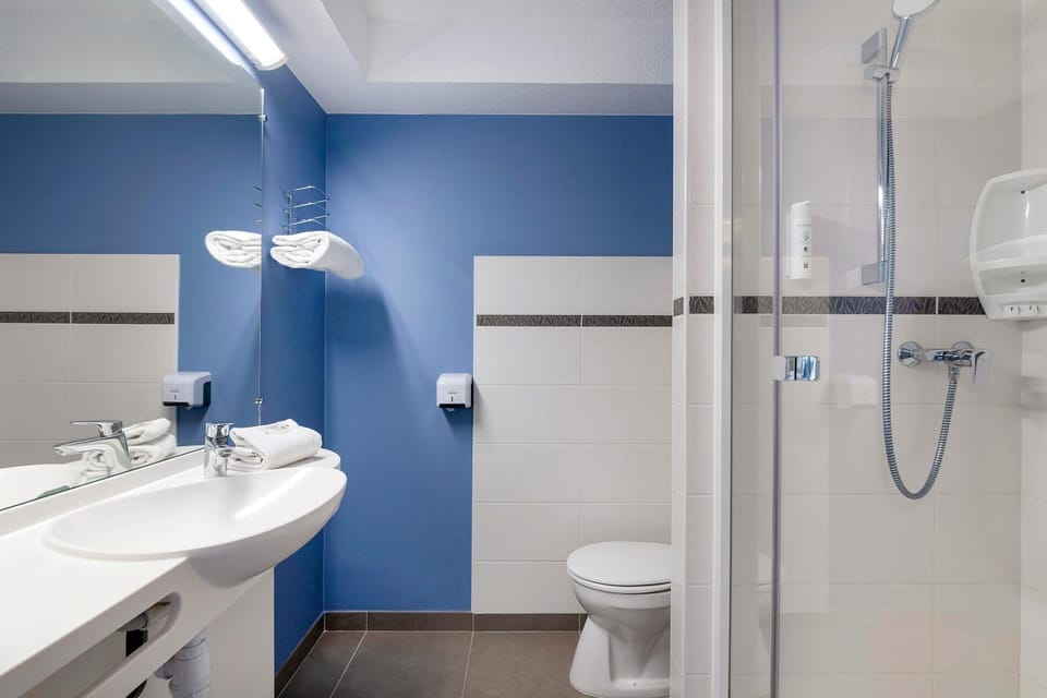 Shower, Toilet, Bathroom, towels