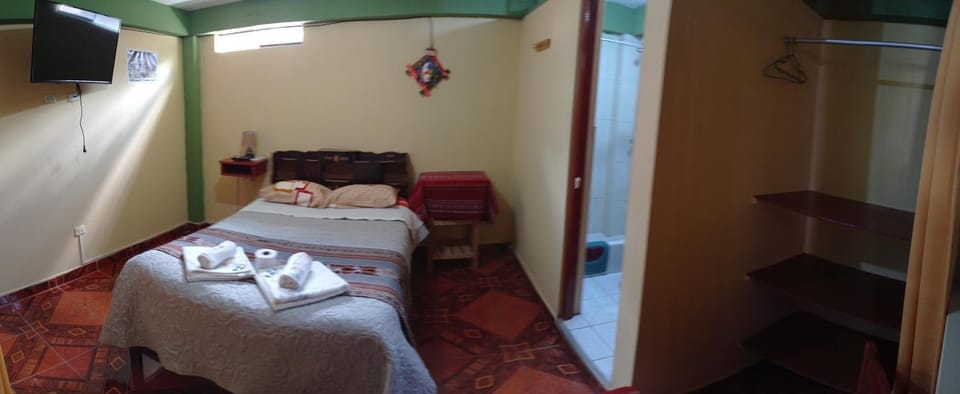 Bed, TV and multimedia, Photo of the whole room, Bedroom, towels