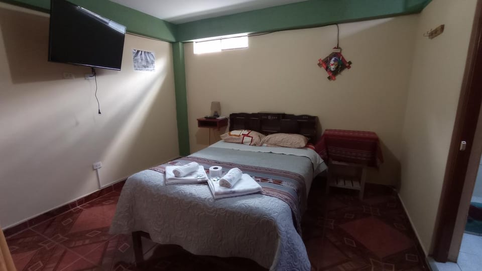 Bed, TV and multimedia, Photo of the whole room, Bedroom, towels