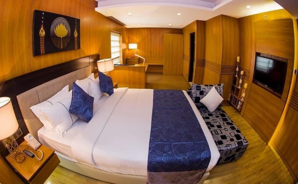 Communal lounge/ TV room, Bed, TV and multimedia, Living room, Photo of the whole room, Seating area, Evening entertainment, Bedroom