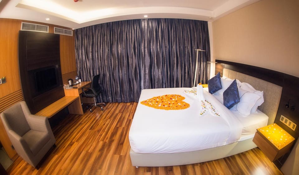 Bed, TV and multimedia, Living room, Seating area, Bedroom