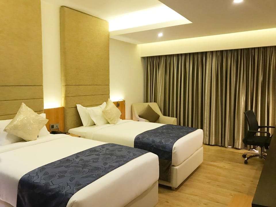 Bed, TV and multimedia, Living room, Photo of the whole room, Seating area, Bedroom