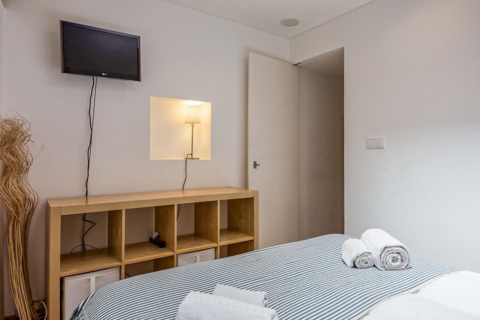 Bed, TV and multimedia, Decorative detail, Bedroom