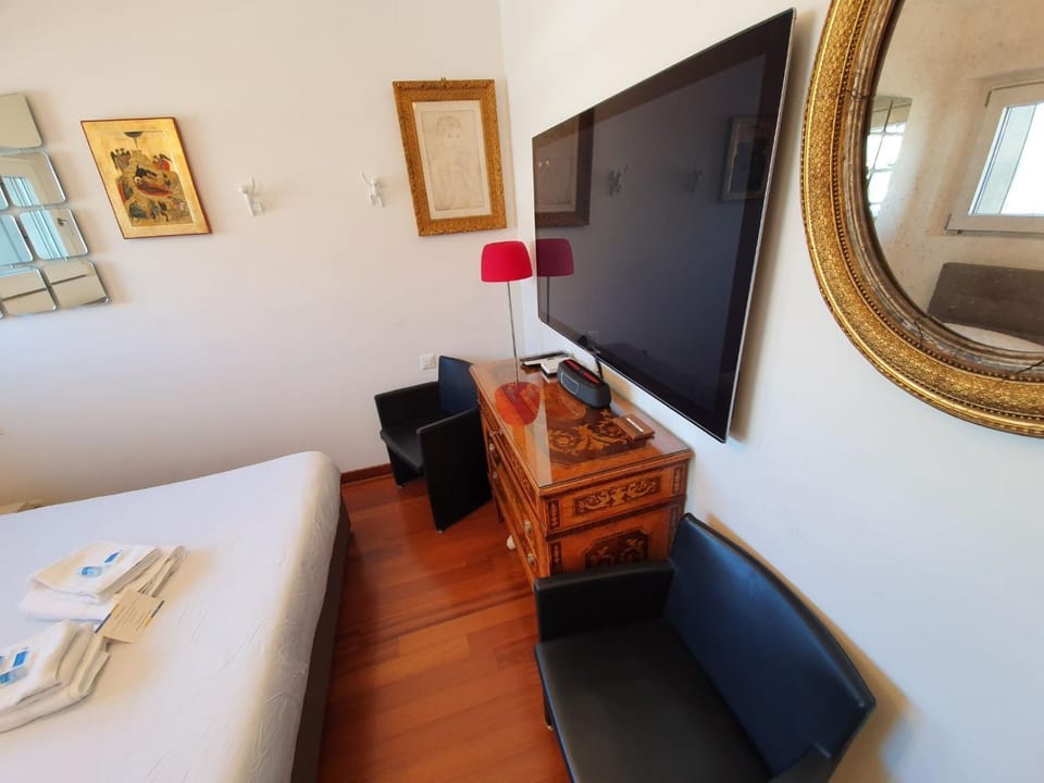 Bed, TV and multimedia, Bedroom