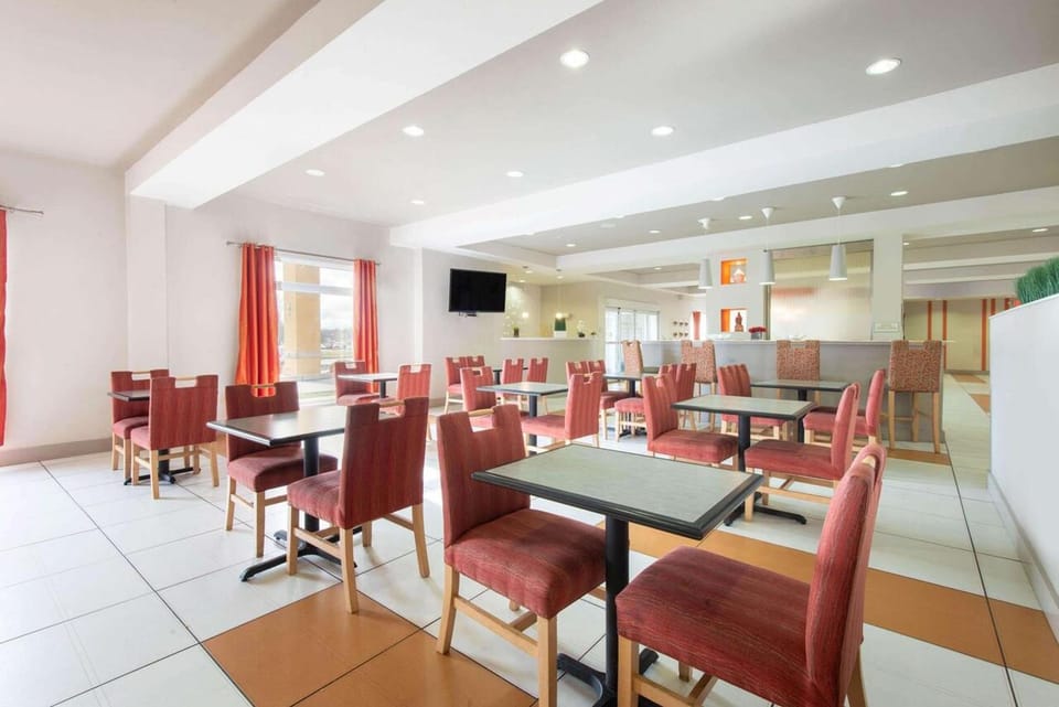 Restaurant/places to eat, Dining area, On site, Breakfast