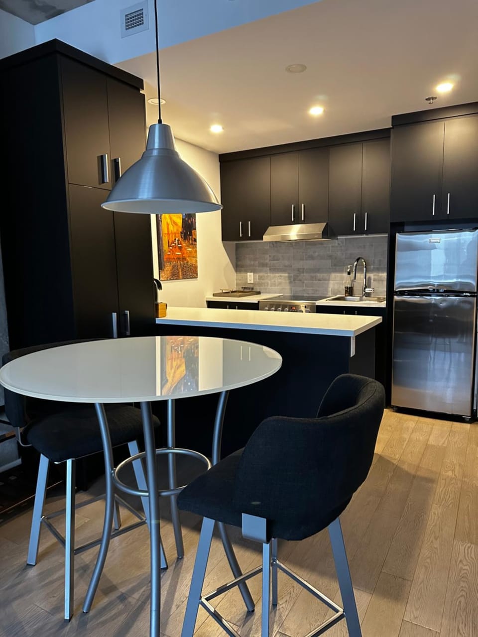 Kitchen or kitchenette, Dining area