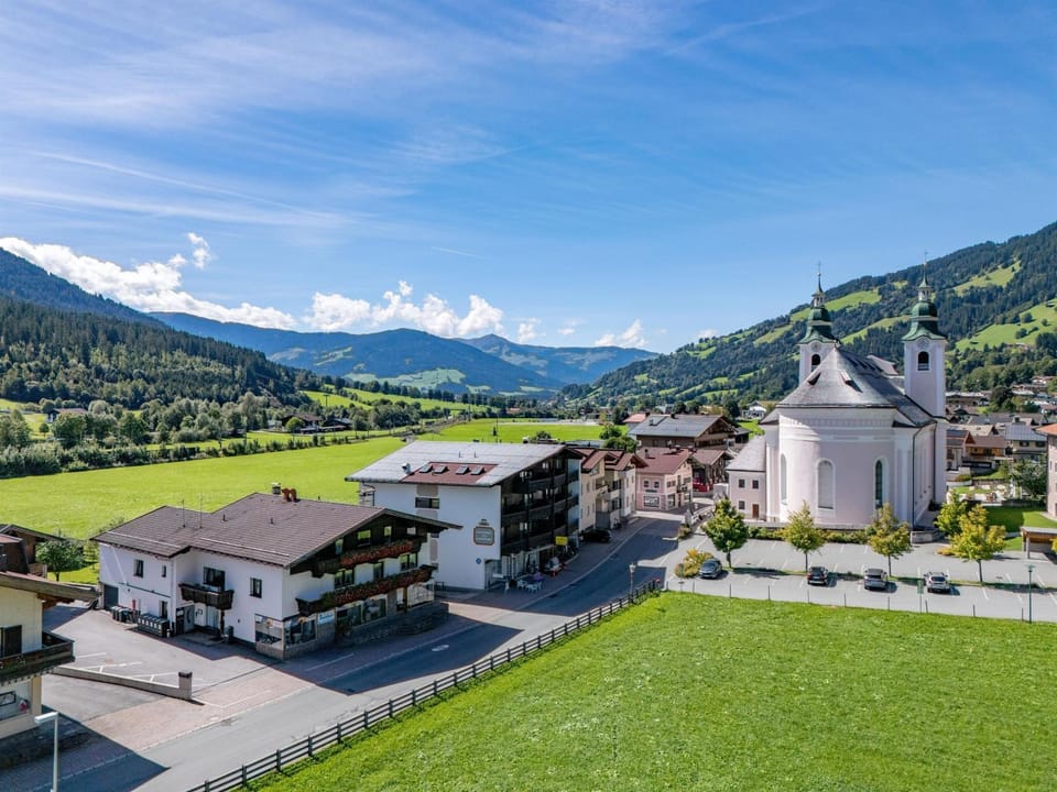 Property building, Day, Neighbourhood, Natural landscape, Bird's eye view, Mountain view, Location