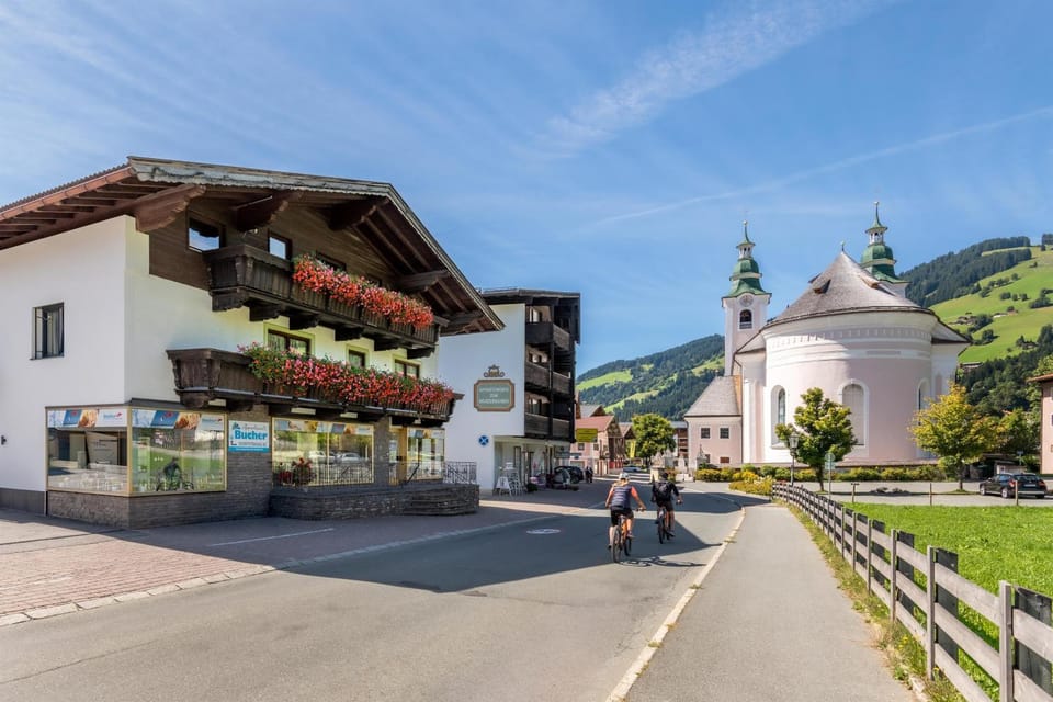 Property building, Nearby landmark, Neighbourhood, Natural landscape, Landmark view, Mountain view
