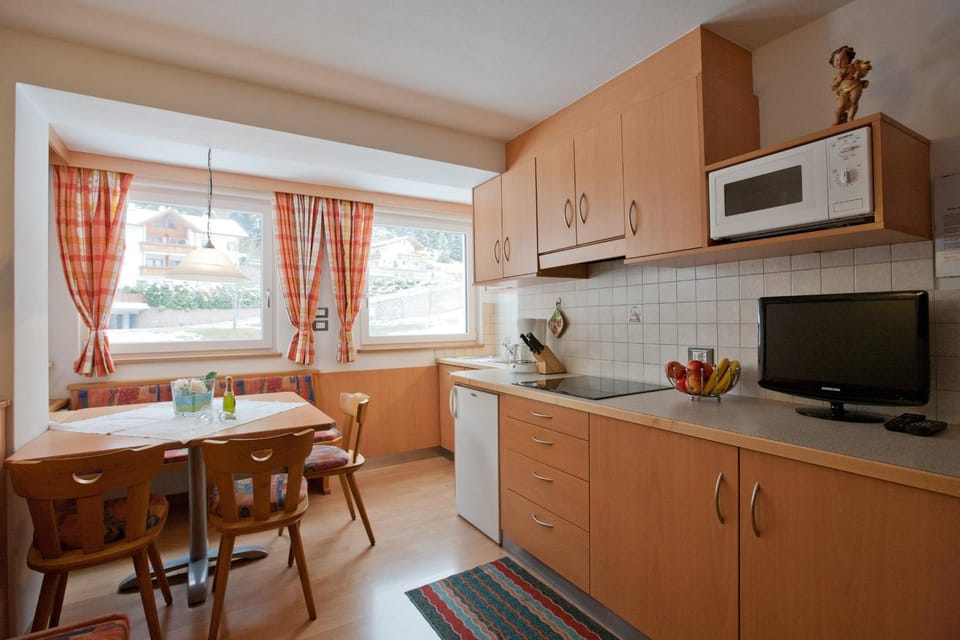 TV and multimedia, Kitchen or kitchenette, Dining area