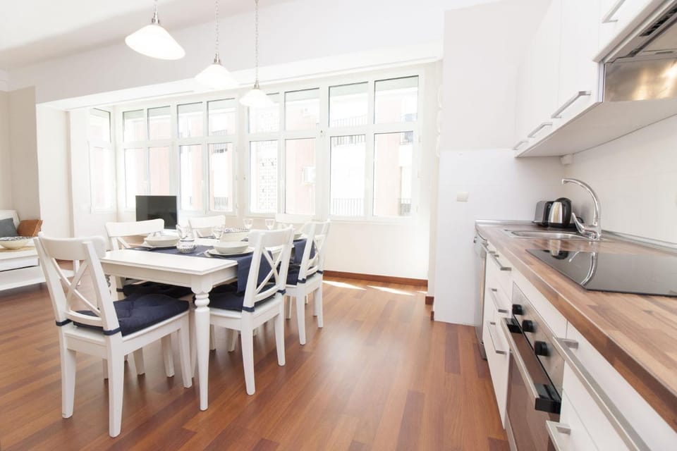 Nearby landmark, Restaurant/places to eat, Neighbourhood, Kitchen or kitchenette, Living room, Seating area, Dining area, On site, Street view, Street view, Supermarket/grocery shop, Shopping Area