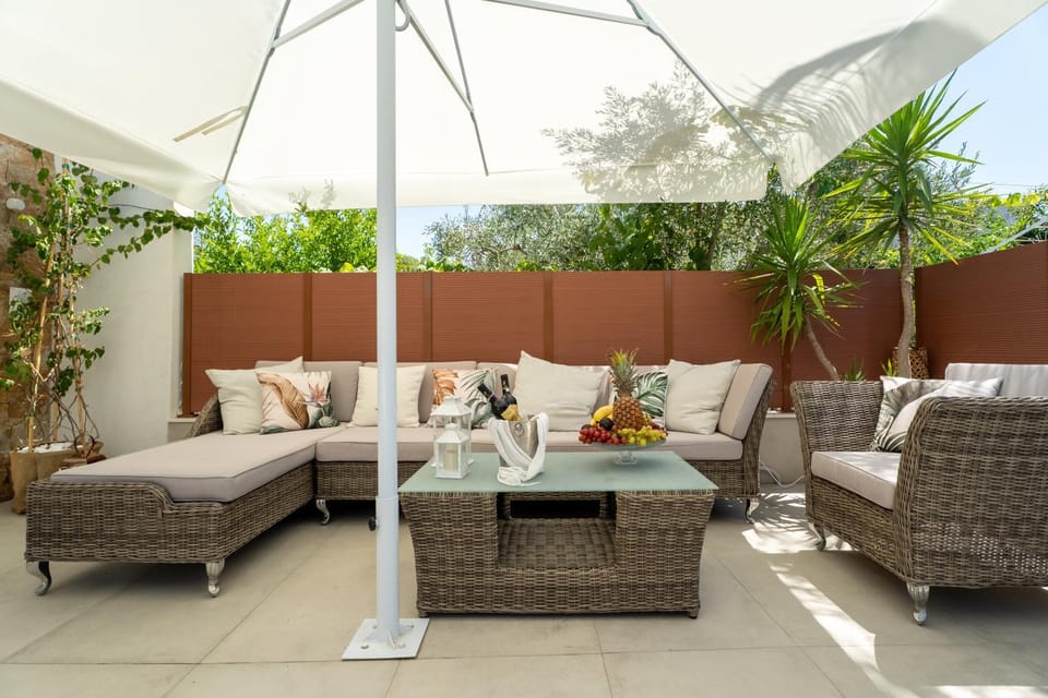 Day, Garden, Balcony/Terrace, Living room, Seating area, Garden view