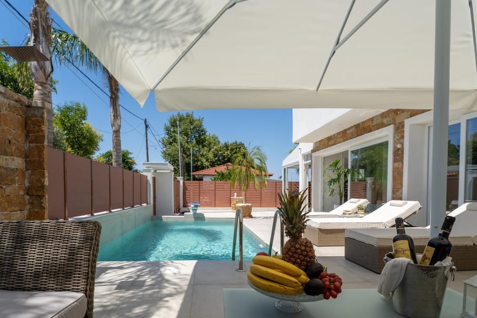 Day, Balcony/Terrace, Seating area, Pool view, Swimming pool, sunbed