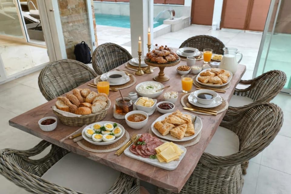 Pool view, Swimming pool, Breakfast