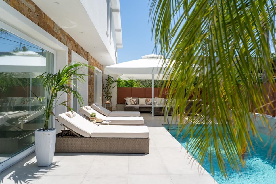 Day, Garden, View (from property/room), Living room, Seating area, Garden view, Pool view, Swimming pool, sunbed