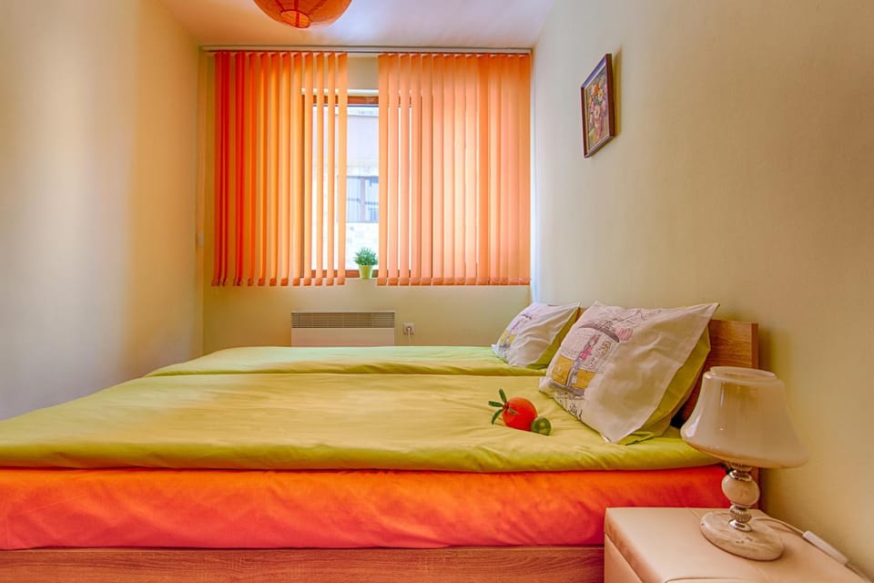 Spring, Bed, Winter, Summer, Bedroom, Autumn, Mountain view, Street view, Family