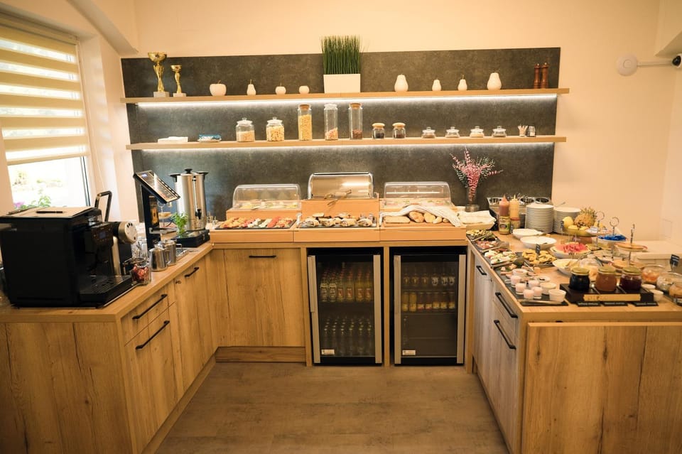 Coffee/tea facilities, Food and drinks, Food