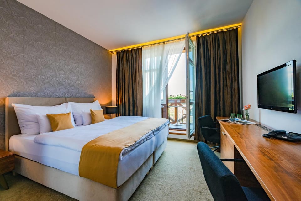 Bed, View (from property/room), Balcony/Terrace, Bedroom