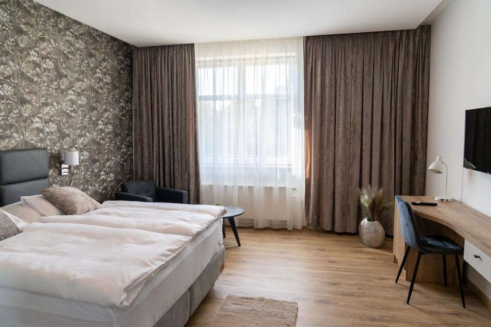 Bed, TV and multimedia, Bedroom