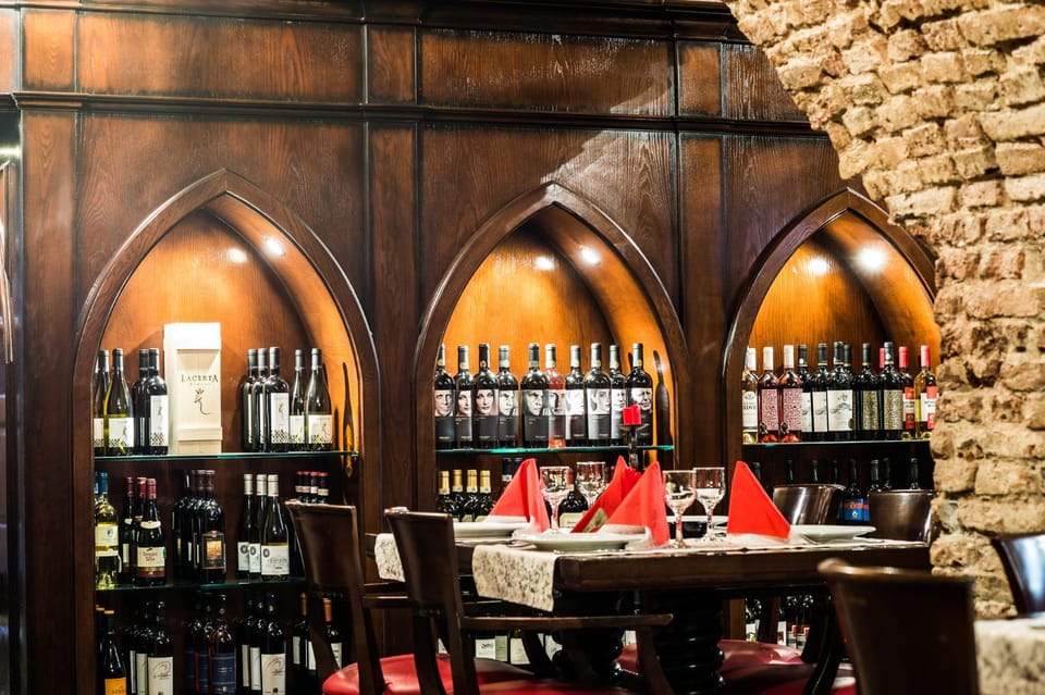 Restaurant/places to eat, Lounge or bar