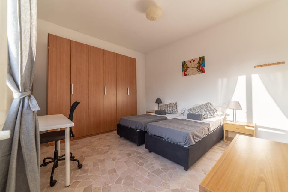 Photo of the whole room, Bedroom, wardrobe