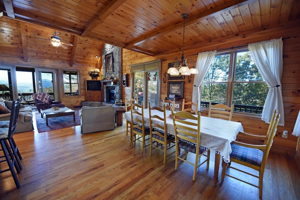 4BR/3BA | Hot Tub | Pool Table | Views | Pets ok House in Georgia