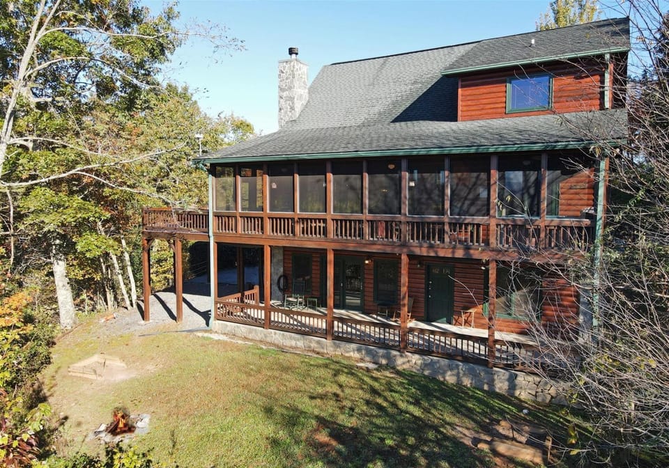 4BR/3BA | Hot Tub | Pool Table | Views | Pets ok House in Georgia