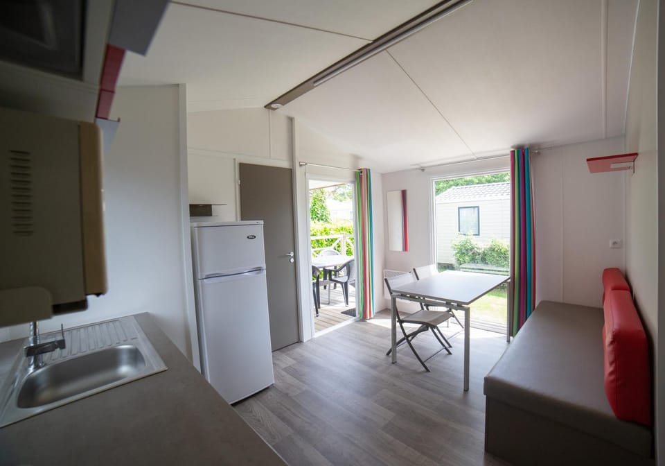 Kitchen or kitchenette, Living room, Seating area, Dining area, stove