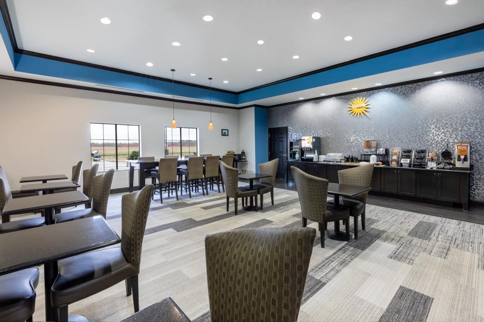 Restaurant/places to eat, Seating area, Breakfast