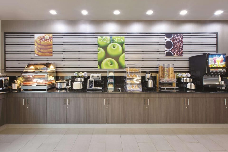 Restaurant/places to eat, Dining area, On site, Breakfast