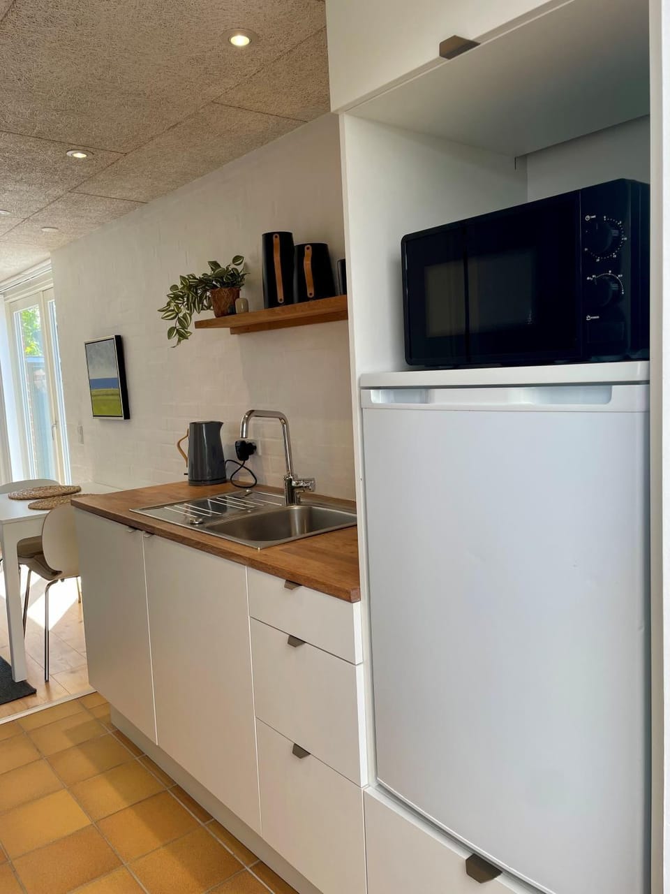 Kitchen or kitchenette, microwave, toaster