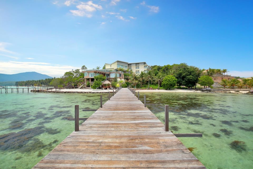 Neighbourhood, Natural landscape, Beach