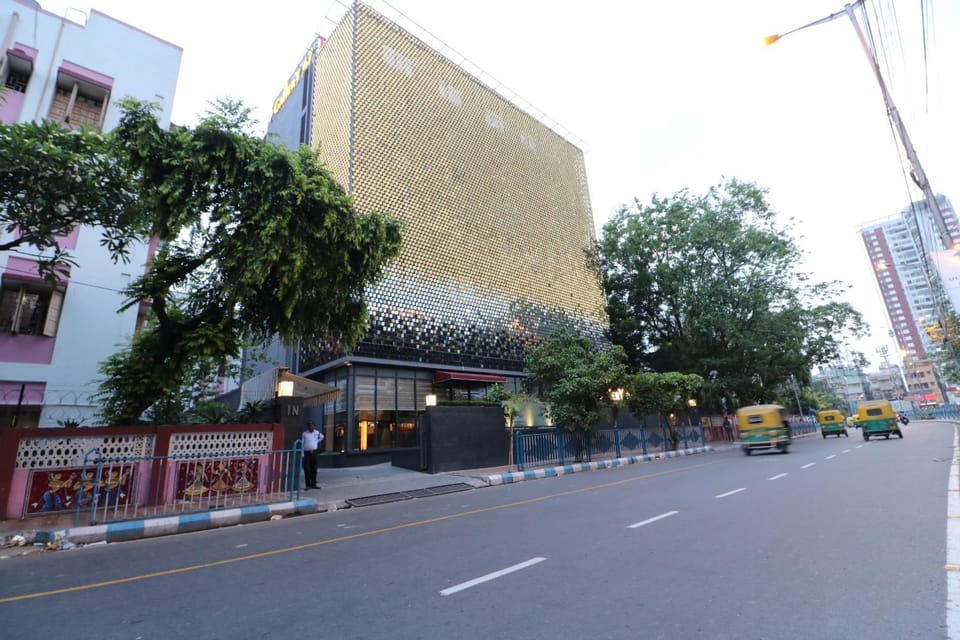 Nearby landmark, Facade/entrance