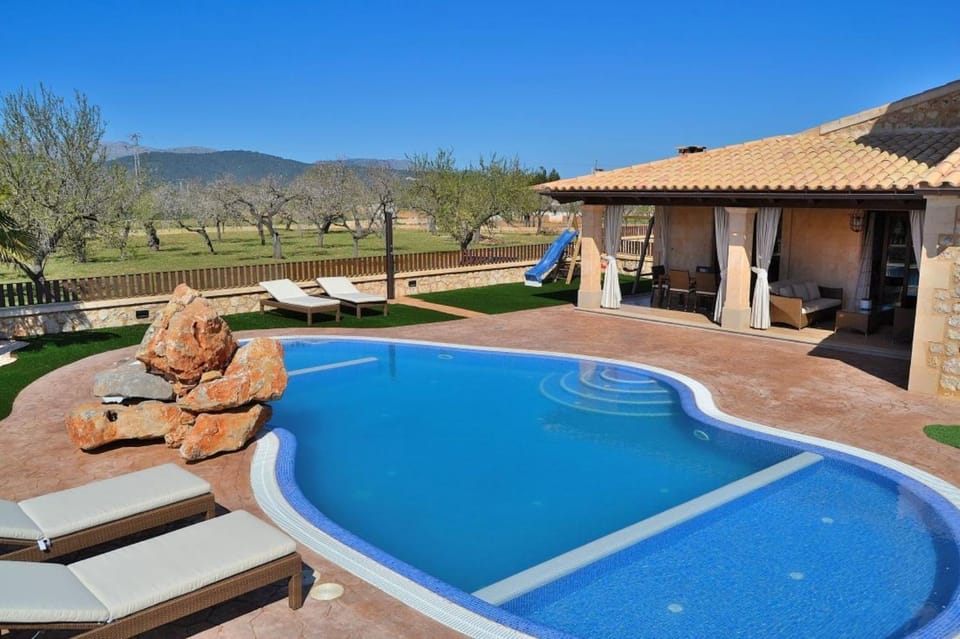 Property building, Patio, Day, Natural landscape, Mountain view, Pool view, Swimming pool, sunbed