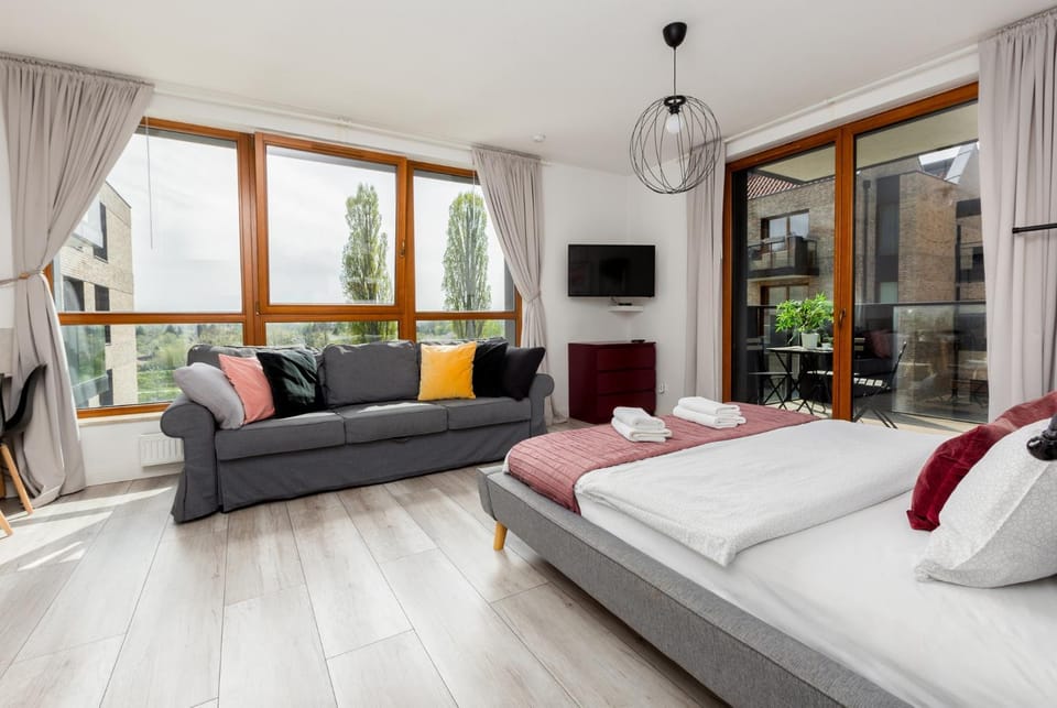 Bed, TV and multimedia, Living room, Seating area, Bedroom
